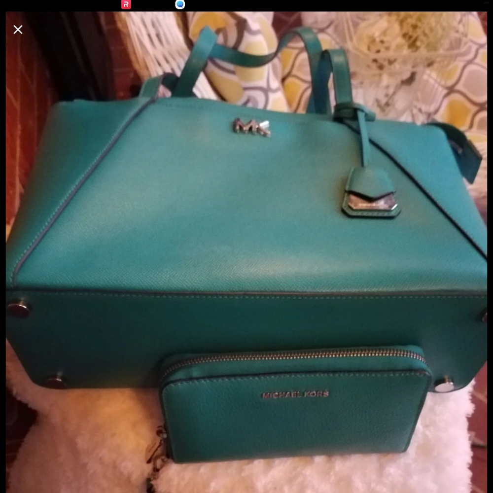 Michael Kors Pruse Set (SOLD) - Picture 3 of 12